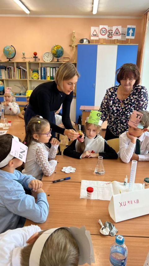 Фото-репортаж: Уроки химии от НЗМУ нравятся младшим классам