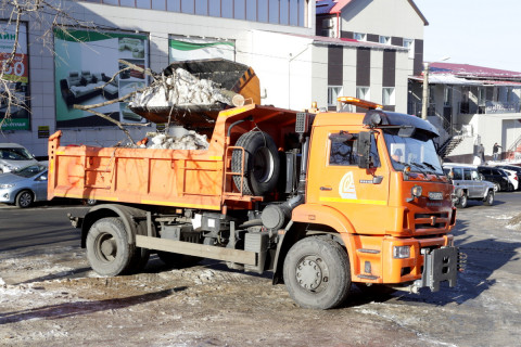 Фото-репортаж: Работы по уборке снега продолжаются во Владивостоке