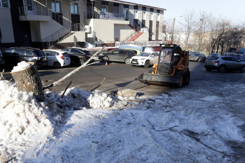 Фото-репортаж: Работы по уборке снега продолжаются во Владивостоке