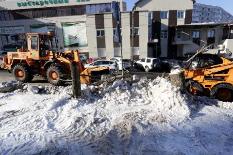 Фото-репортаж: Работы по уборке снега продолжаются во Владивостоке