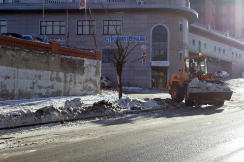 Фото-репортаж: Работы по уборке снега продолжаются во Владивостоке