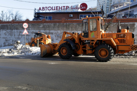 Фото-репортаж: Работы по уборке снега продолжаются во Владивостоке