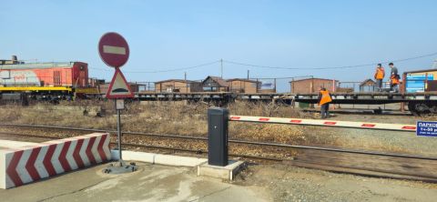 Фото-репортаж: Риск серьёзного ландшафтного пожара навис над микрорайоном Владивостока