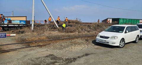 Фото-репортаж: Риск серьёзного ландшафтного пожара навис над микрорайоном Владивостока