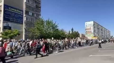 Фото-репортаж: «Зеленский, смотри»: Бессмертный полк прошел в освобожденных городах