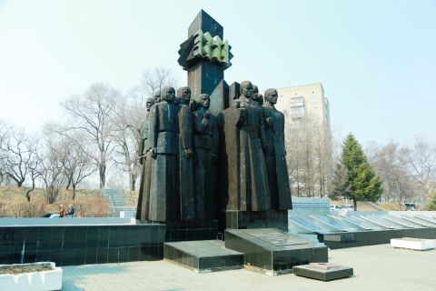 Фото-репортаж: «Нет в России семьи такой…»: мемориалы ВОВ в Приморье - фоторепортаж