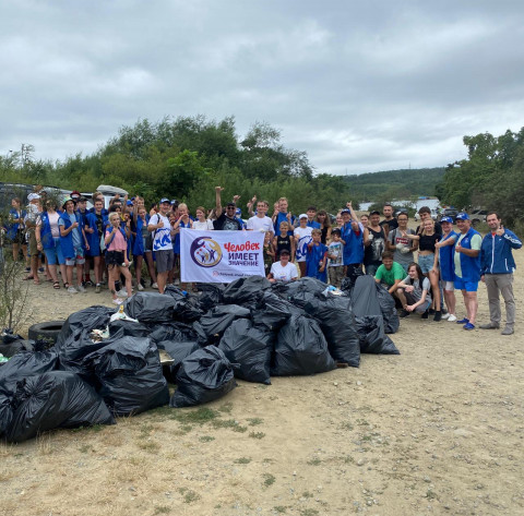 Фото-репортаж: Экоактивисты очистили от мусора побережье бухты Парис