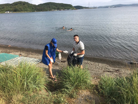 Фото-репортаж: Экоактивисты очистили от мусора побережье бухты Парис