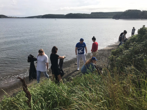 Фото-репортаж: Экоактивисты очистили от мусора побережье бухты Парис