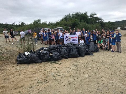 Фото-репортаж: Экоактивисты очистили от мусора побережье бухты Парис