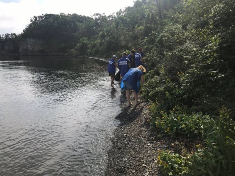 Фото-репортаж: Экоактивисты очистили от мусора побережье бухты Парис