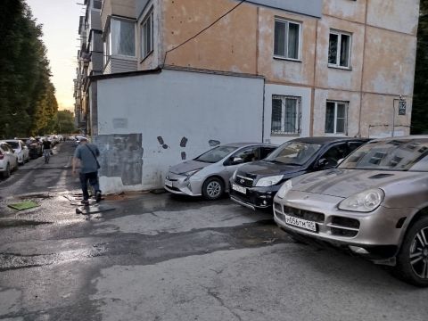 Фото-репортаж: Течь во дворе дома во Владивостоке угрожает недостроенной подпорной стене