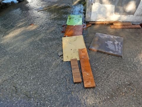 Фото-репортаж: Течь во дворе дома во Владивостоке угрожает недостроенной подпорной стене