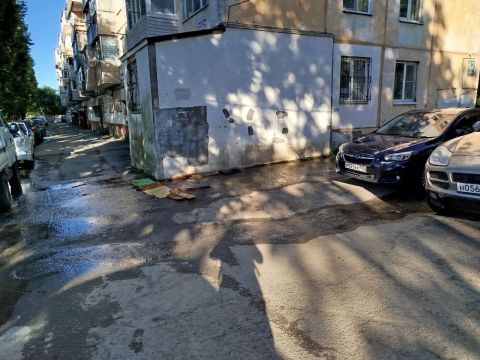 Фото-репортаж: Течь во дворе дома во Владивостоке угрожает недостроенной подпорной стене