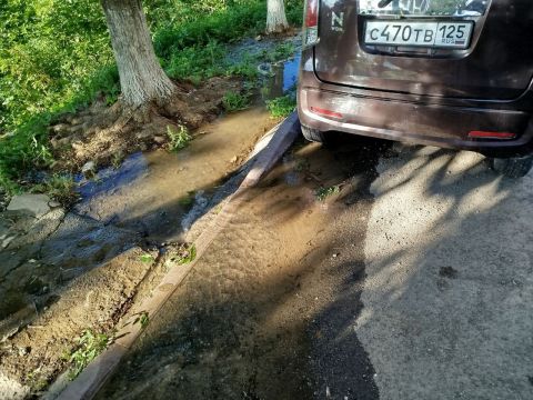 Фото-репортаж: Течь во дворе дома во Владивостоке угрожает недостроенной подпорной стене