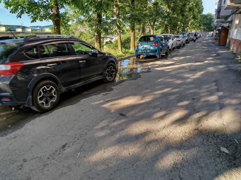 Фото-репортаж: Течь во дворе дома во Владивостоке угрожает недостроенной подпорной стене