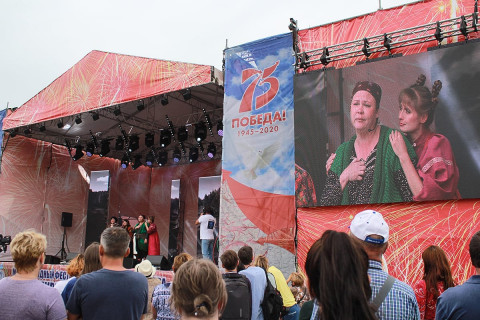 Фото-репортаж: Два фестиваля собрали творческие коллективы двух федеральных округов (фоторепортаж)