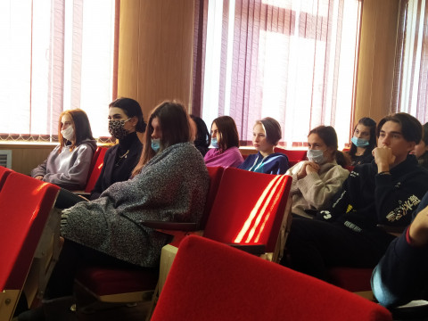 Фото-репортаж: Студенты Владивостока вспомнили о правилах поведения на дороге