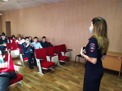 Фото-репортаж: Студенты Владивостока вспомнили о правилах поведения на дороге