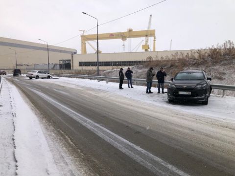 Фото-репортаж: Автомобили бьются на заснеженных дорогах Приморья