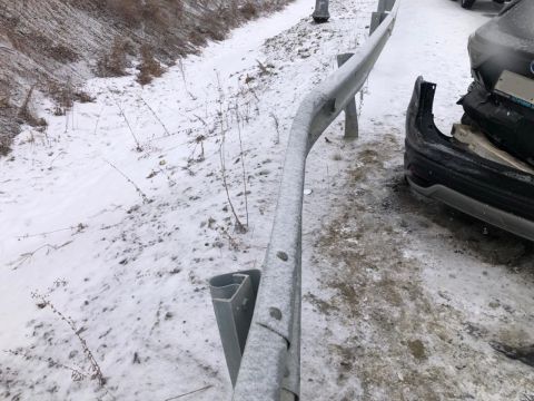 Фото-репортаж: Автомобили бьются на заснеженных дорогах Приморья