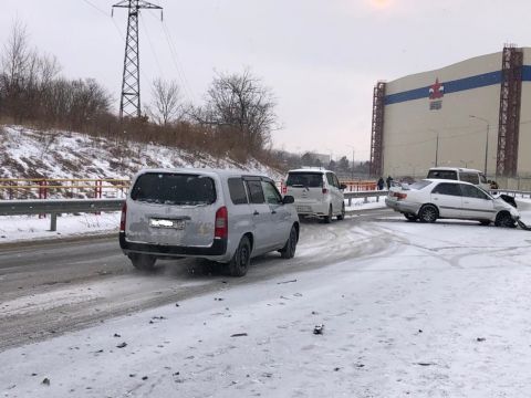 Фото-репортаж: Автомобили бьются на заснеженных дорогах Приморья