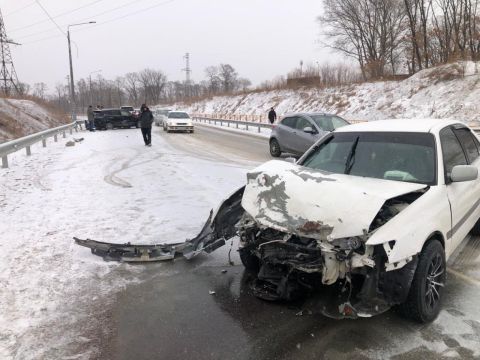 Фото-репортаж: Автомобили бьются на заснеженных дорогах Приморья