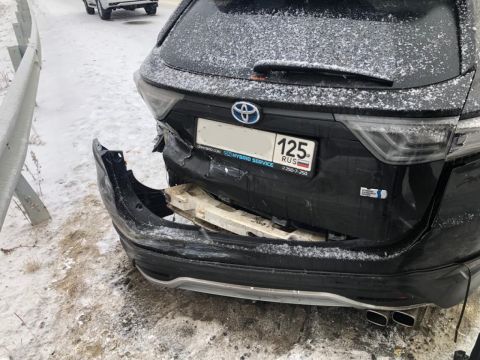 Фото-репортаж: Автомобили бьются на заснеженных дорогах Приморья