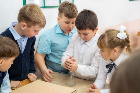 Фото-репортаж: НЗМУ открывает школьникам Находки магию науки