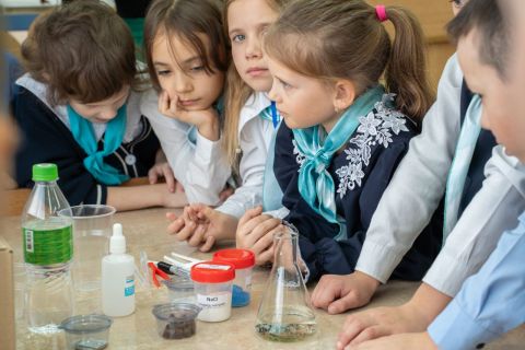 Фото-репортаж: НЗМУ открывает школьникам Находки магию науки