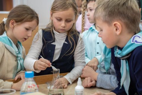 Фото-репортаж: НЗМУ открывает школьникам Находки магию науки