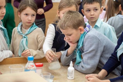 Фото-репортаж: НЗМУ открывает школьникам Находки магию науки