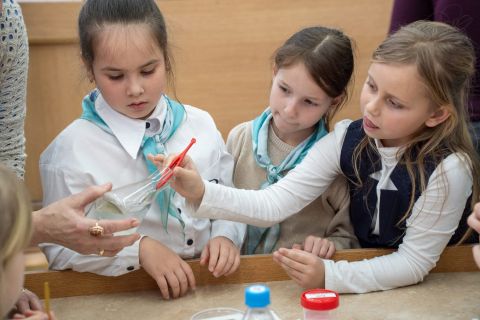 Фото-репортаж: НЗМУ открывает школьникам Находки магию науки