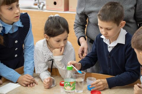 Фото-репортаж: НЗМУ открывает школьникам Находки магию науки