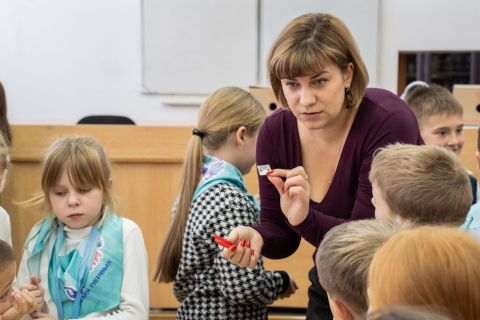 Фото-репортаж: НЗМУ открывает школьникам Находки магию науки