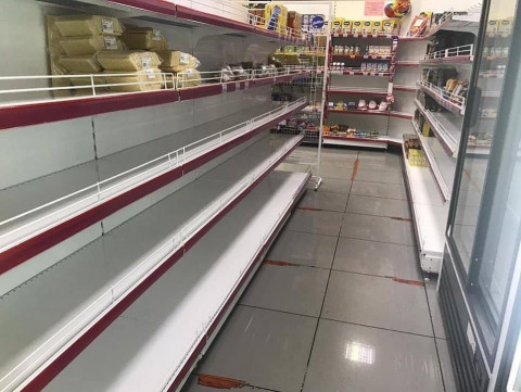 Фото-репортаж: Камчатское село оставили без продуктов, но с цветами на 8 марта