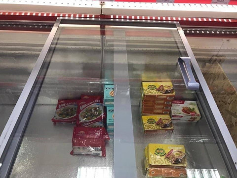 Фото-репортаж: Камчатское село оставили без продуктов, но с цветами на 8 марта