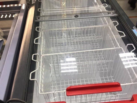 Фото-репортаж: Камчатское село оставили без продуктов, но с цветами на 8 марта