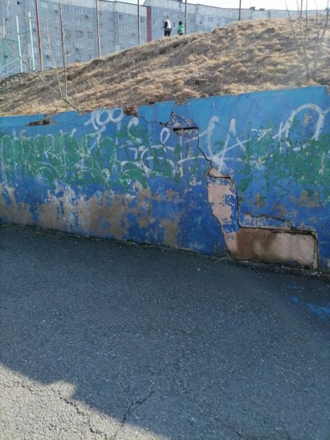 Фото-репортаж: Аварийные подпорные стены на школьной территории беспокоят владивостокцев