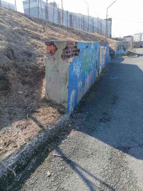 Фото-репортаж: Аварийные подпорные стены на школьной территории беспокоят владивостокцев