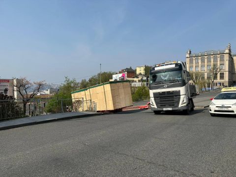 Фото-репортаж: Застрявшая фура парализовала движение транспорта во Владивостоке