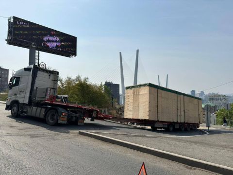 Фото-репортаж: Застрявшая фура парализовала движение транспорта во Владивостоке