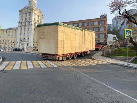 Фото-репортаж: Застрявшая фура парализовала движение транспорта во Владивостоке