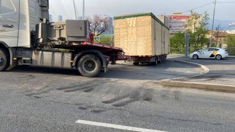 Фото-репортаж: Застрявшая фура парализовала движение транспорта во Владивостоке