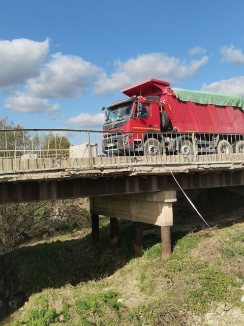 Фото-репортаж: Большегрузы добивают аварийный мост в Приморье
