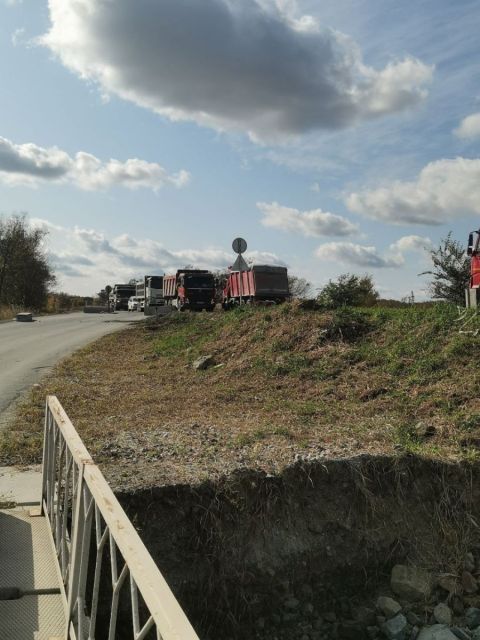 Фото-репортаж: Большегрузы добивают аварийный мост в Приморье