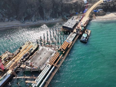 Фото-репортаж: НЗМУ приступил к заливке эстакады морского терминала