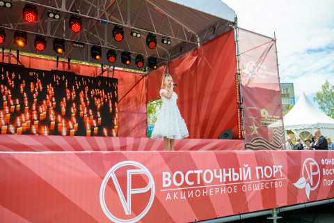 Фото-репортаж: Вместе с жителями Врангеля «Восточный Порт» отпраздновал День Победы