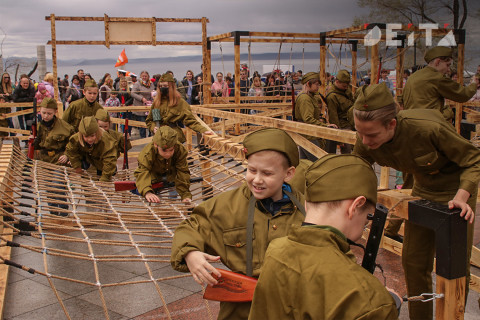 Фото-репортаж: Полоса препятствий и красный флаг над Рейхстагом: как отмечали праздник Победы во Владивостоке