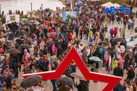 Фото-репортаж: Полоса препятствий и красный флаг над Рейхстагом: как отмечали праздник Победы во Владивостоке